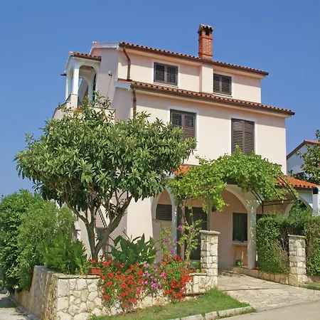 Charming In Near Sea Apartment